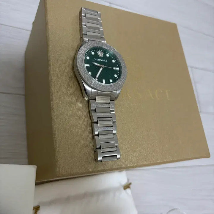 [BUNJANG] Versace Greca Dome Watch (Green) Model VE2T00322 / 베르사체 그라스 둠 시계(그린) 모델명: VE2T00322