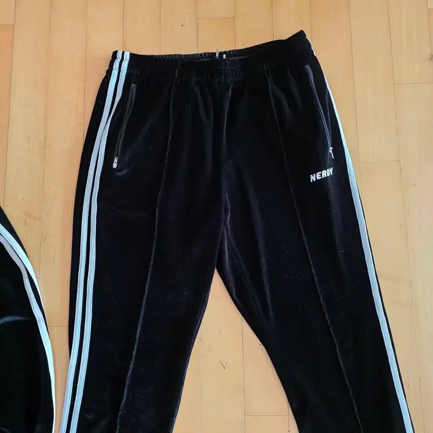 [BUNJANG] NERDY Velvet Track Top Black L (Top &amp; Bottom Set) / NERDY 벨벳 트랙탑 블랙 L (상하의 세트)