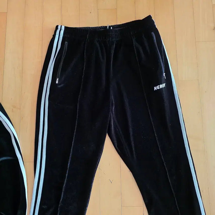 [BUNJANG] NERDY Velvet Track Top Black L (Top &amp; Bottom Set) / NERDY 벨벳 트랙탑 블랙 L (상하의 세트)