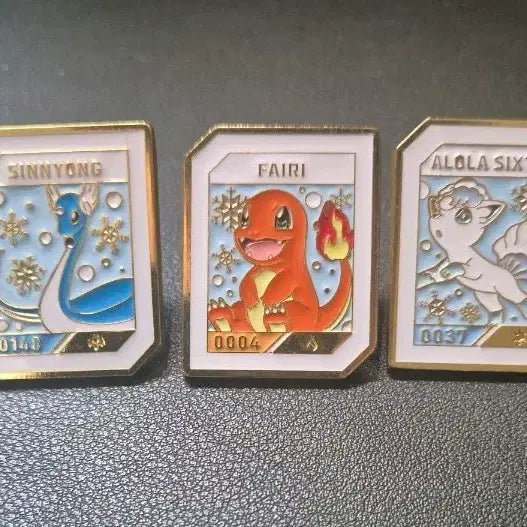 [BUNJANG] Pokemon Winter Version Badge - Shinny, Charizard, Alolan Vulpix / 이삭토스트 포켓몬스터 겨울버젼 뱃지 신뇽 파이리 알로라 식스테일