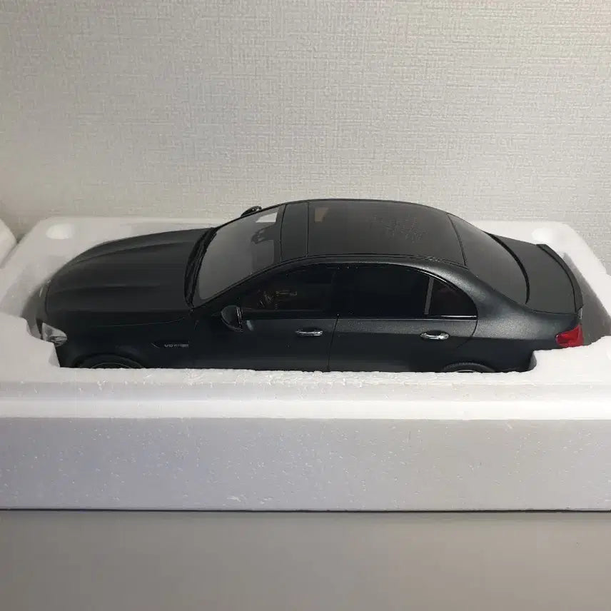 [BUNJANG] Mercedes-Benz AMG E 63 S Edition 1 1:18 Scale Model Car / 메르세데스-벤츠 AMG E 63 S 에디션 1 박스