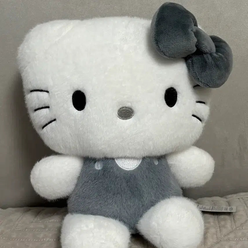 [BUNJANG] Hello Kitty Medium Plush Toy (Gray/White) / 헬로키티 인형 그레이/화이트 중형