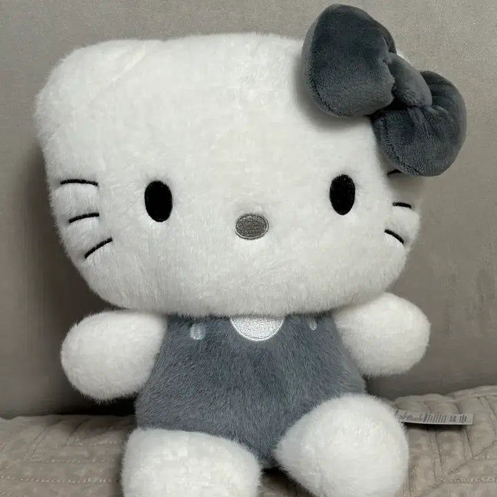 [BUNJANG] Hello Kitty Medium Plush Toy (Gray/White) / 헬로키티 인형 그레이/화이트 중형