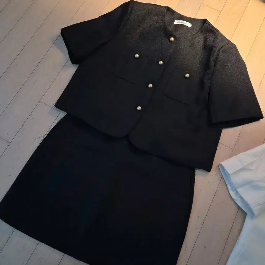 [BUNJANG] Mixxmix Sleeveless Jacket and Skirt Set / 믹스블링 노카라 반팔 자켓과 스커트 세트