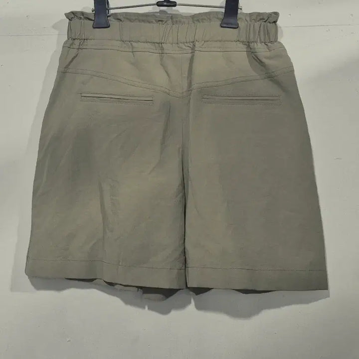 [SOLD OUT] 시스템 포켓 핀턱 밴딩 반바지 카키 23ss