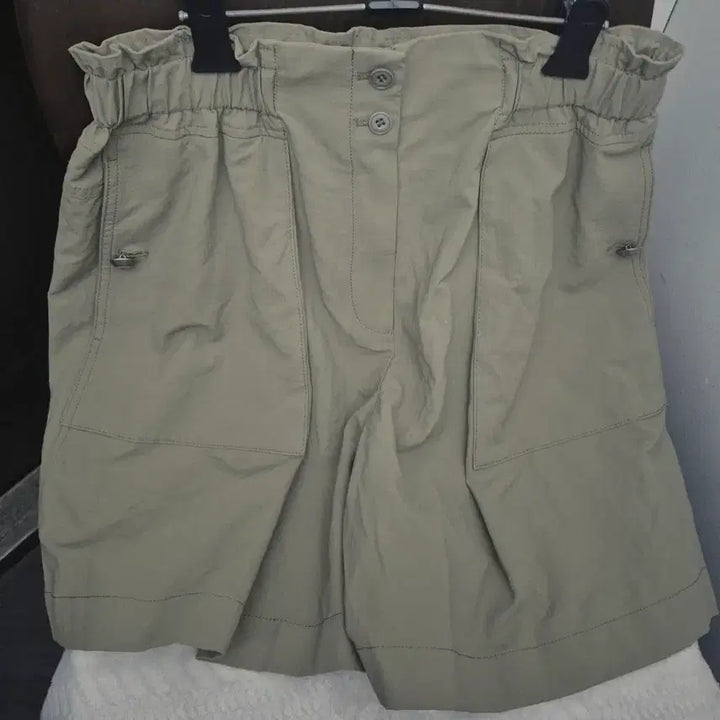 [SOLD OUT] 시스템 포켓 핀턱 밴딩 반바지 카키 23ss