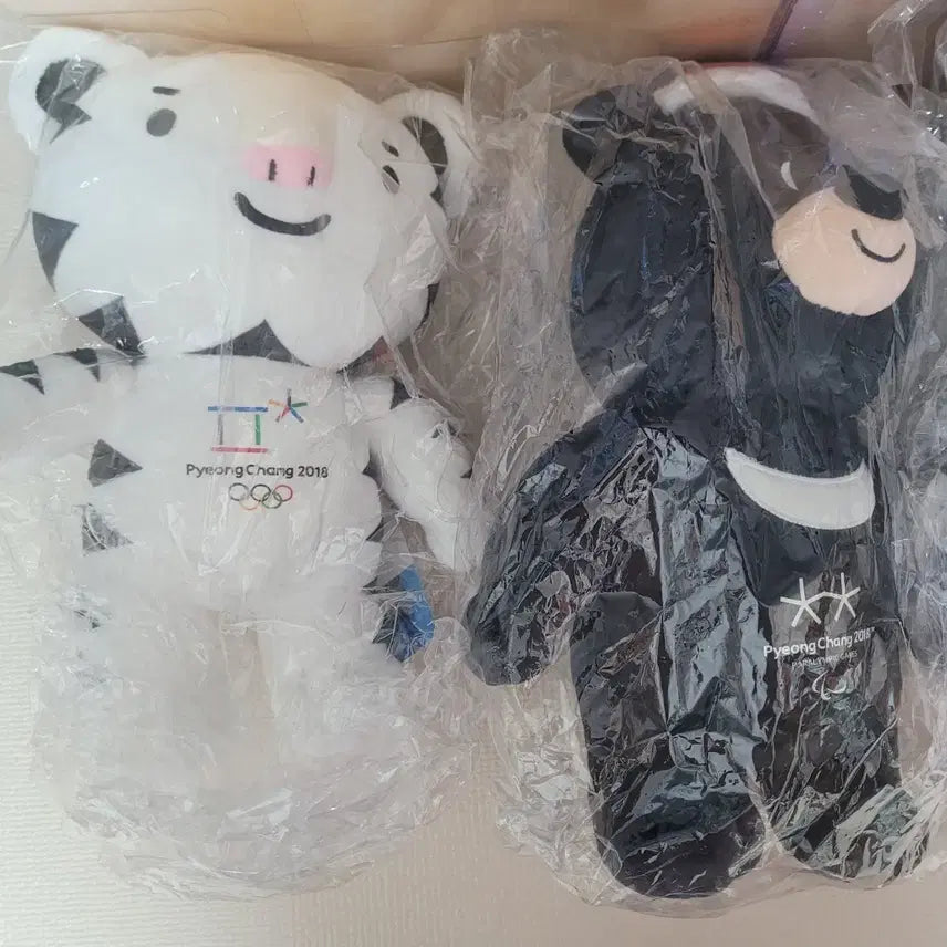 [BUNJANG] Pyeongchang Winter Olympics Mascot Dolls Set (Soohorang, Bandabi) / 평창 동계 올림픽 인형 세트 (수호랑 반다비)