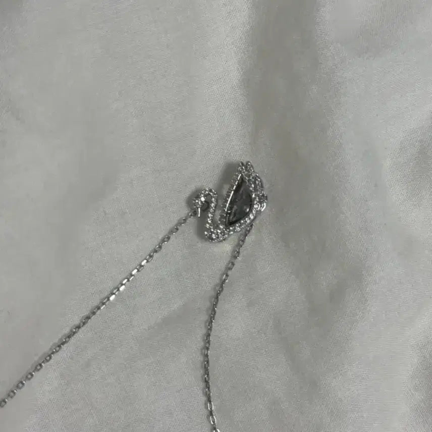 [BUNJANG] Swarovski Dancing Swan Necklace / 스와로브스키 댄싱스완