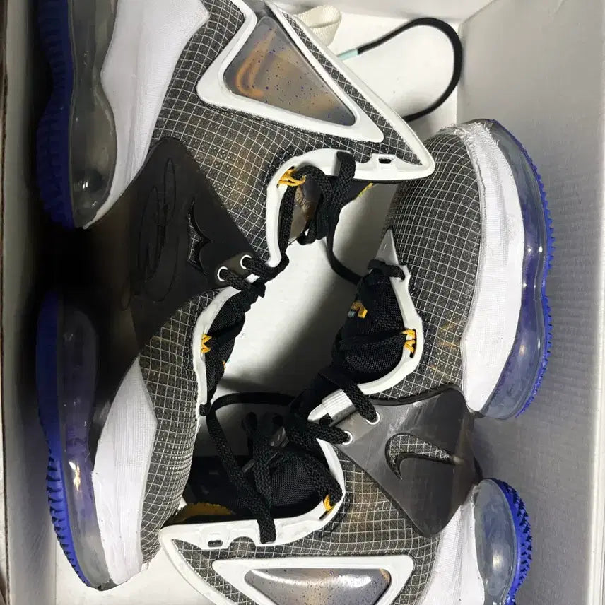 [BUNJANG] Nike LeBron 19 Black University Gold Basketball Shoes / 나이키 르브론 19 블랙 유니버시티골드