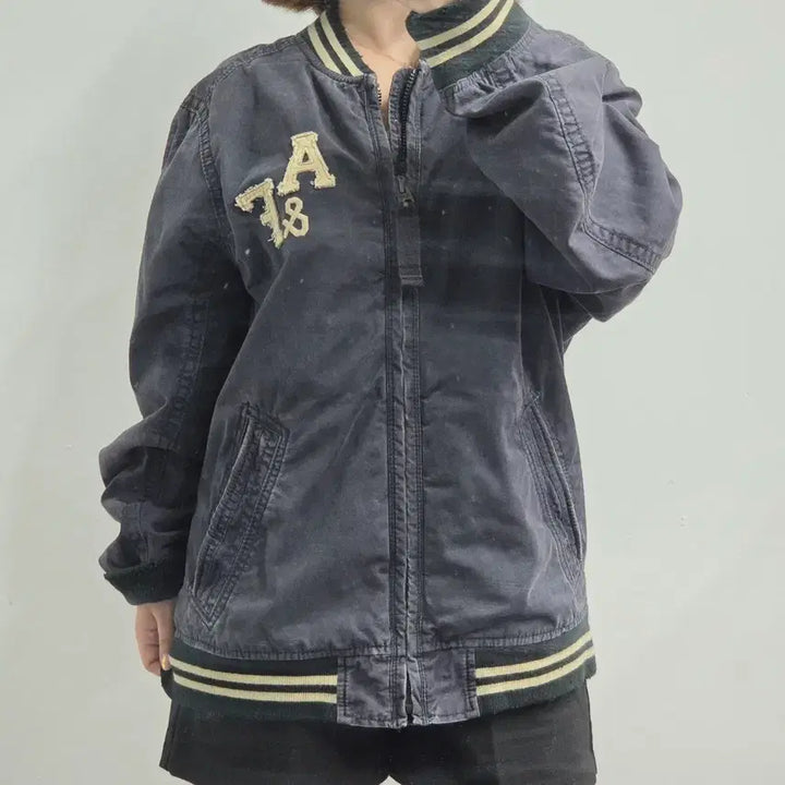 [BUNJANG] Abercrombie &amp; Fitch Bull Point Cotton Bomber Varsity Jacket Charcoal XL / [프립]XL/아베크롬비 불 포인트 코튼 보머/바시티 자켓 차콜