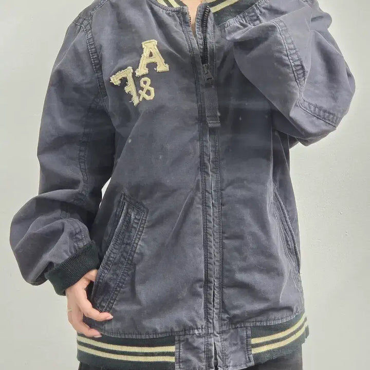 [BUNJANG] Abercrombie &amp; Fitch Bull Point Cotton Bomber Varsity Jacket Charcoal XL / [프립]XL/아베크롬비 불 포인트 코튼 보머/바시티 자켓 차콜