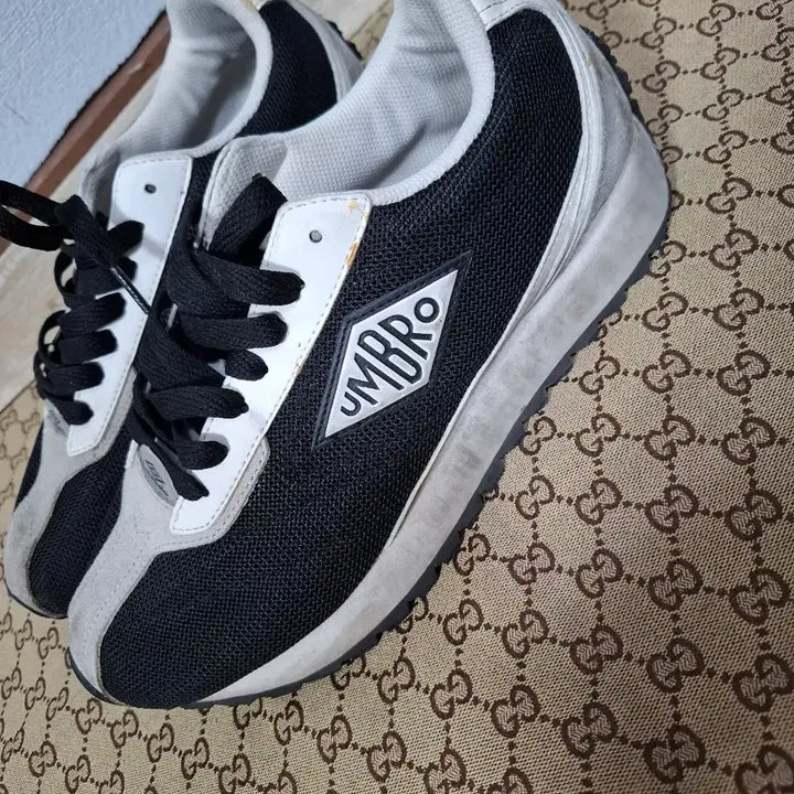 [BUNJANG] Umbro Sneakers Black/White Size 270 / 엄브로 운동화 블랙/화이트 270