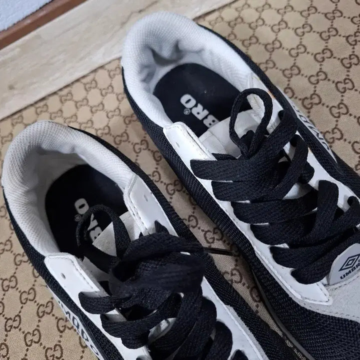 [BUNJANG] Umbro Sneakers Black/White Size 270 / 엄브로 운동화 블랙/화이트 270