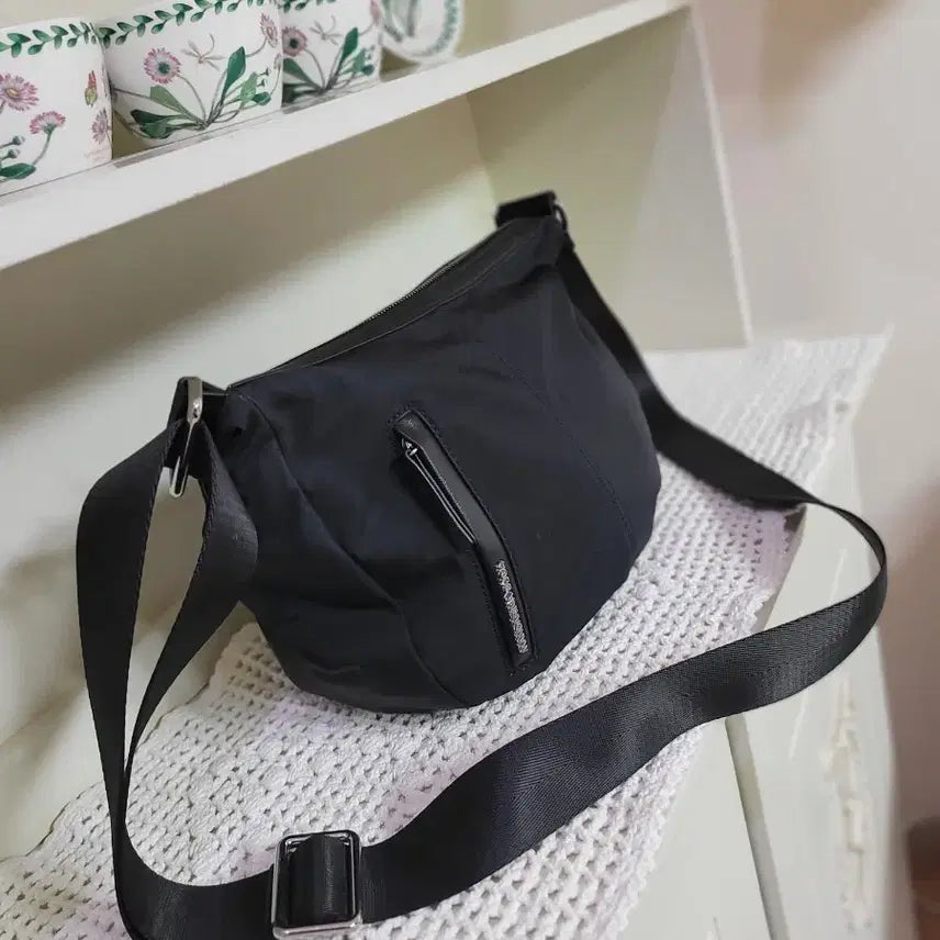 [BUNJANG] Mandarina Duck Hobo Bag Black / 정품 만다리나덕 호보백