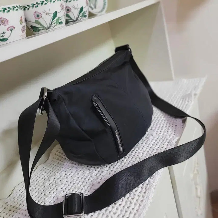 [BUNJANG] Mandarina Duck Hobo Bag Black / 정품 만다리나덕 호보백