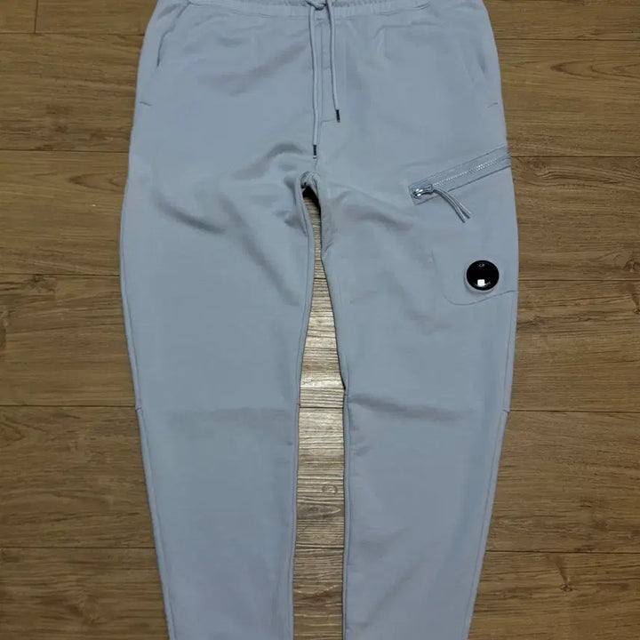 [BUNJANG] CP Company Lens Wappen Sweat Jogger Pants XL Sky Blue / (XL)CP컴퍼니 렌즈와펜 스웻 조거 팬츠 소라