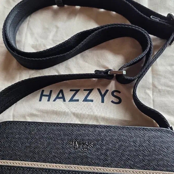 [BUNJANG] Hazzys HJBA2F635 Crossbody Bag (Unused) / 헤지스 HJBA2F635 크로스백 미사용