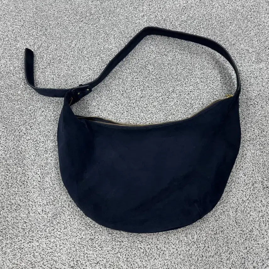 [BUNJANG] Arket Curved Suede Shoulder Bag / 아르켓 커브드 스웨이드 숄더백
