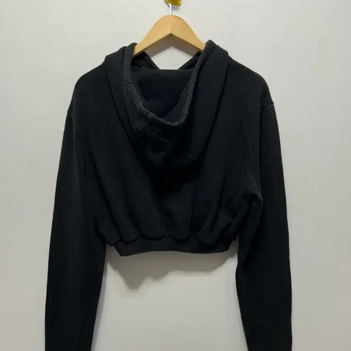 [BUNJANG] Guess Black Cropped Hoodie - Size M / 게스 크롭 후드티 블랙 M