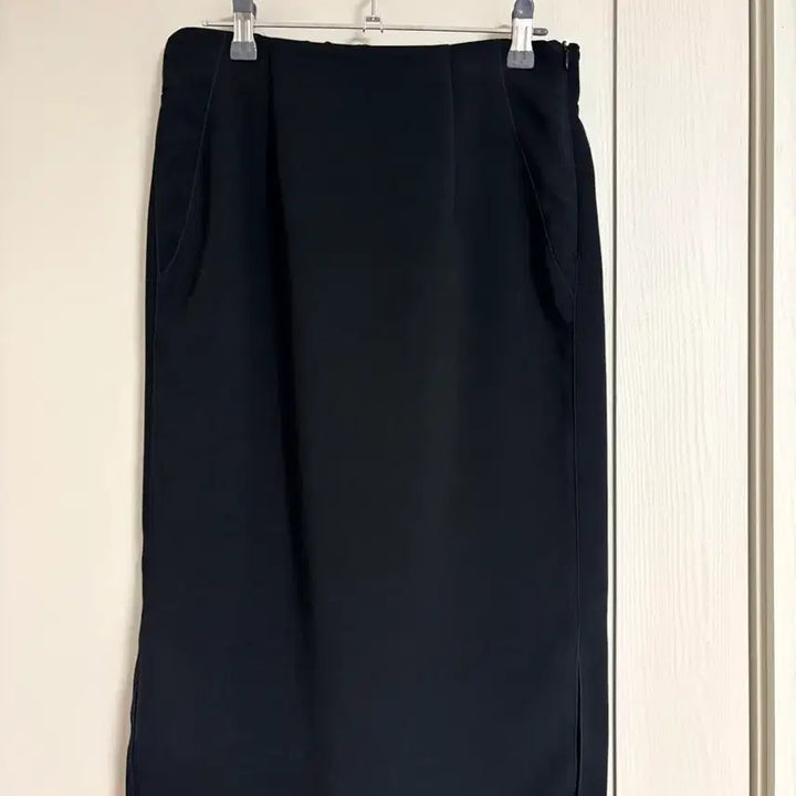 [BUNJANG] Black H-Line Skirt with Back Banding and Side Slit Detail / 나무그림 여름스커트