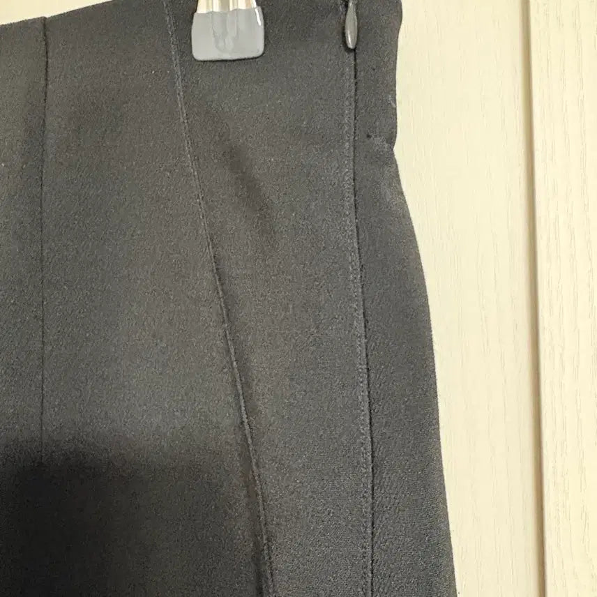 [BUNJANG] Black H-Line Skirt with Back Banding and Side Slit Detail / 나무그림 여름스커트