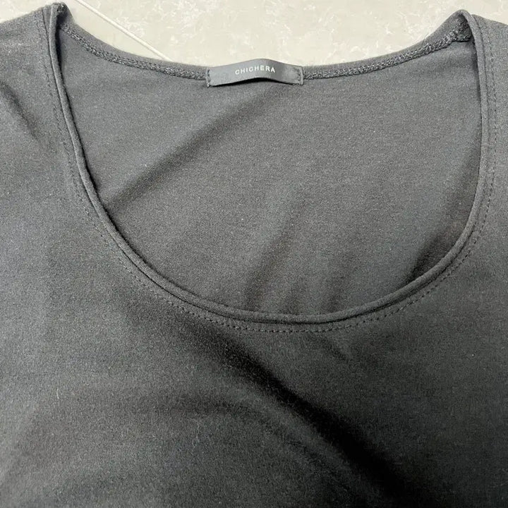 [BUNJANG] Basic Black Wide Neckline Short Sleeve T-Shirt / 기본 블랙 와이드 넥라인 반팔 티셔츠