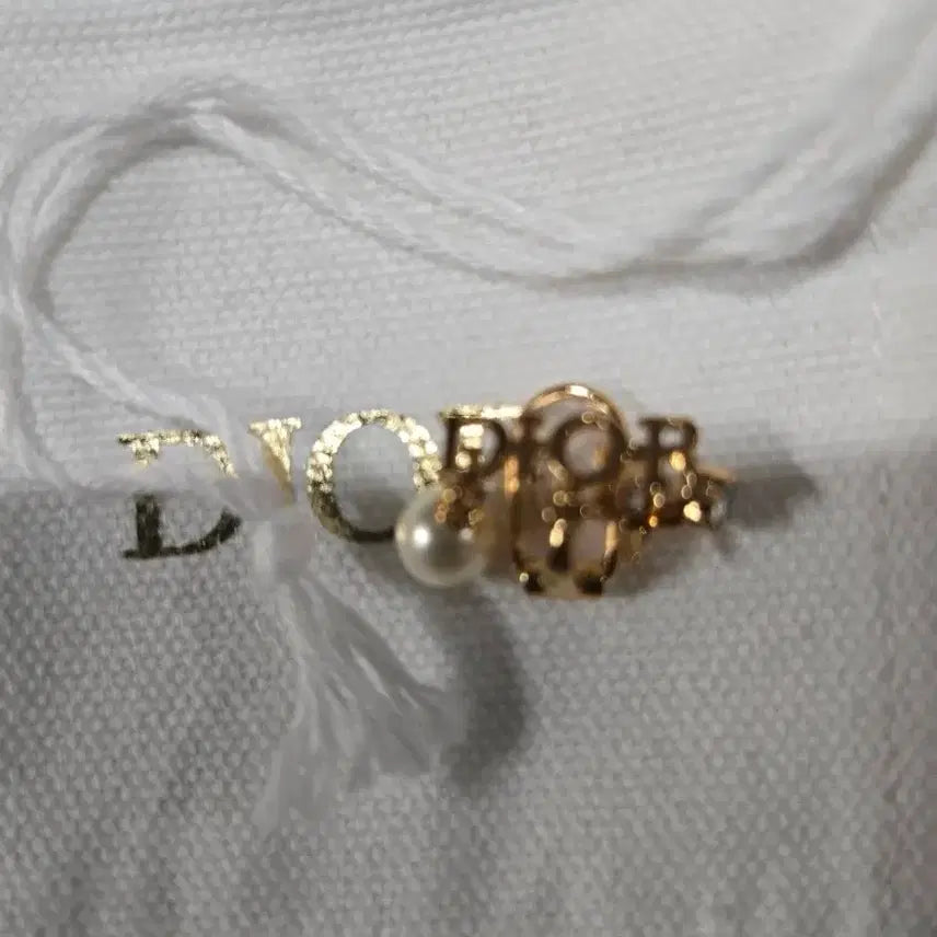 [BUNJANG] Dior Pearl Star Charm Earrings Touch Gold / 정품  새상품  디올 진주 별 장식 귀걸이 터치 골드