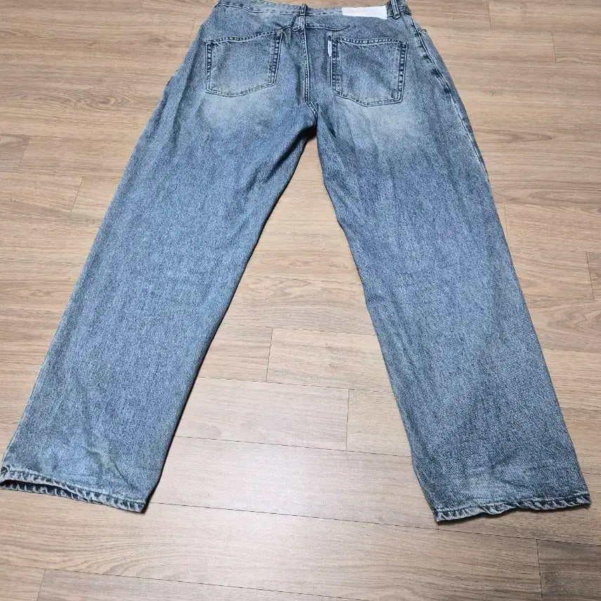 [BUNJANG] Unaffected One-Tuck Wide Light Wash Jeans / Unaffected 어나펙티드 청바지 연청 와이드 팬츠