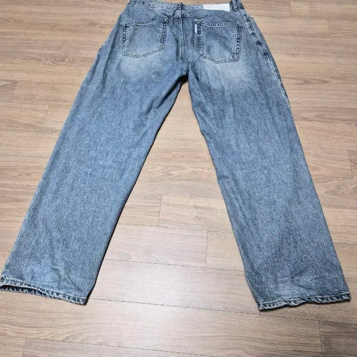 [BUNJANG] Unaffected One-Tuck Wide Light Wash Jeans / Unaffected 어나펙티드 청바지 연청 와이드 팬츠