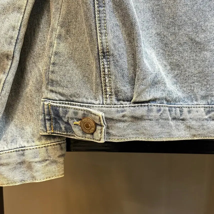 [BUNJANG] GUESS Vintage Washed Denim Jacket L / L사이즈 게스(GUESS) 빈티지 워싱 데님 자켓 / 청자켓 4.5