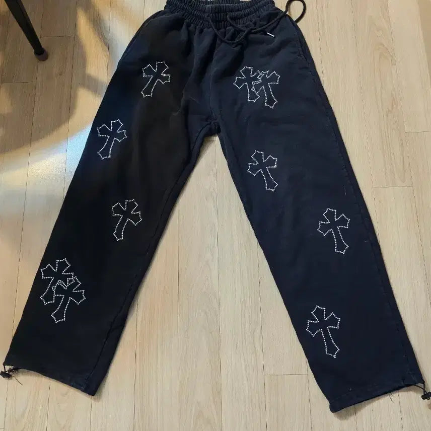 [BUNJANG] Cross Studded Training Pants Black S / 이스케이프프롬 십자가 스터드 트레이닝 바지 블랙 s