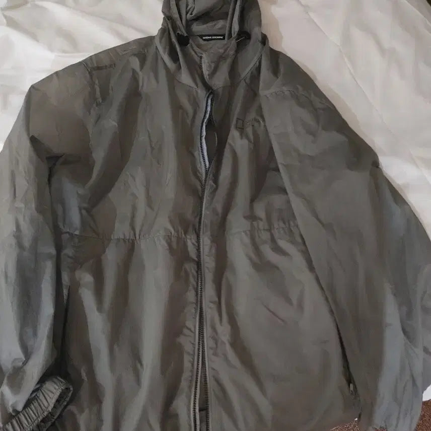[BUNJANG] National Geographic Hooded Windbreaker Jumper / 네셔널 지오그래픽 바람막이 점퍼