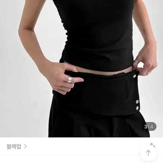[BUNJANG] Black Up Chica Halter Neck Top with Built-in Cups / 블랙업 치코 홀터 나시 캡내장