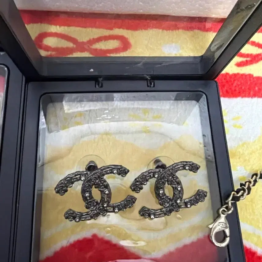 [BUNJANG] Embossed Logo Cubic Pearl Earrings / 보랜드 아닌 귀걸이
