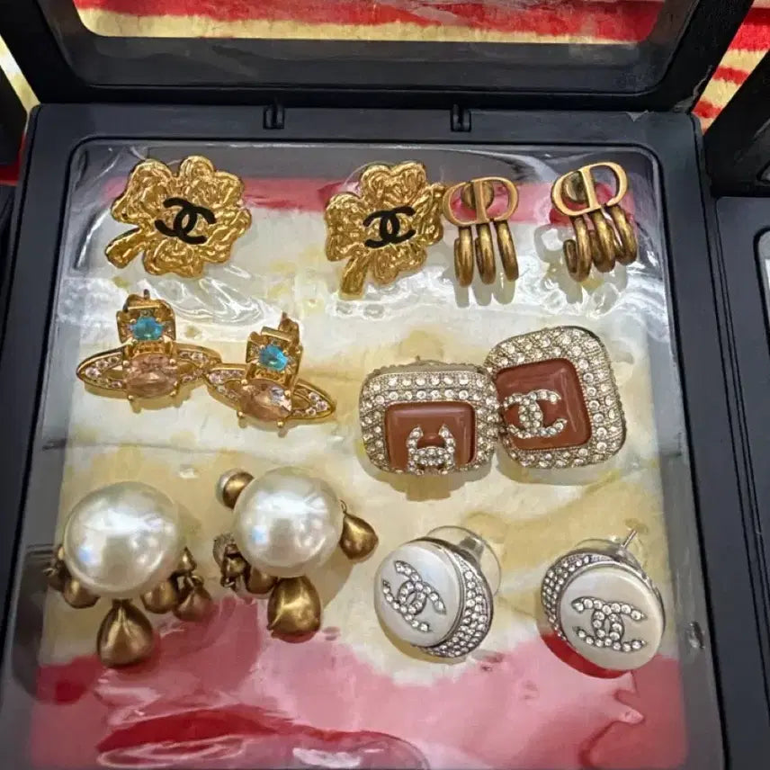 [BUNJANG] Embossed Logo Cubic Pearl Earrings / 보랜드 아닌 귀걸이