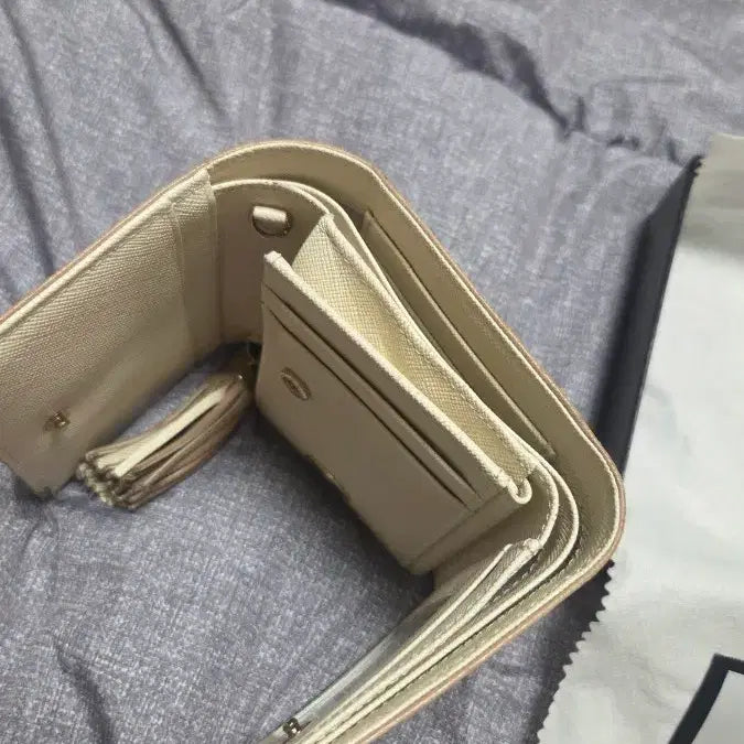 [BUNJANG] Metrocity Beige Tassel Bifold Wallet / 메트로시티 베이지 태슬 반지갑