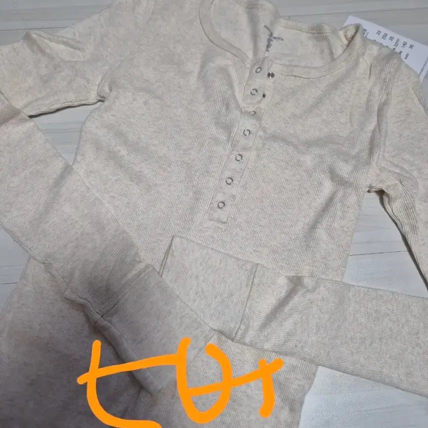[BUNJANG] Brandy Melville Long Sleeve T-Shirt / 브랜디멜빌 긴팔티