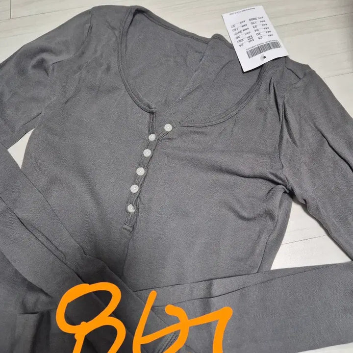 [BUNJANG] Brandy Melville Long Sleeve T-Shirt / 브랜디멜빌 긴팔티