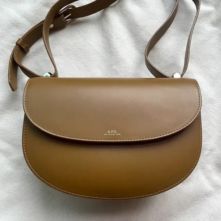 [BUNJANG] A.P.C. Geneva Crossbody Bag Camel / A.P.C 아페쎄 제네바 크로스백 카멜