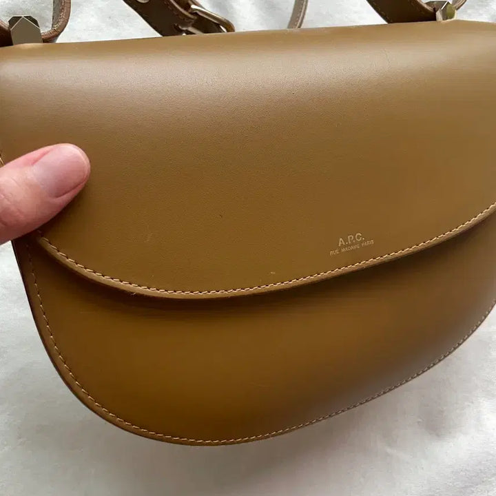 [BUNJANG] A.P.C. Geneva Crossbody Bag Camel / A.P.C 아페쎄 제네바 크로스백 카멜