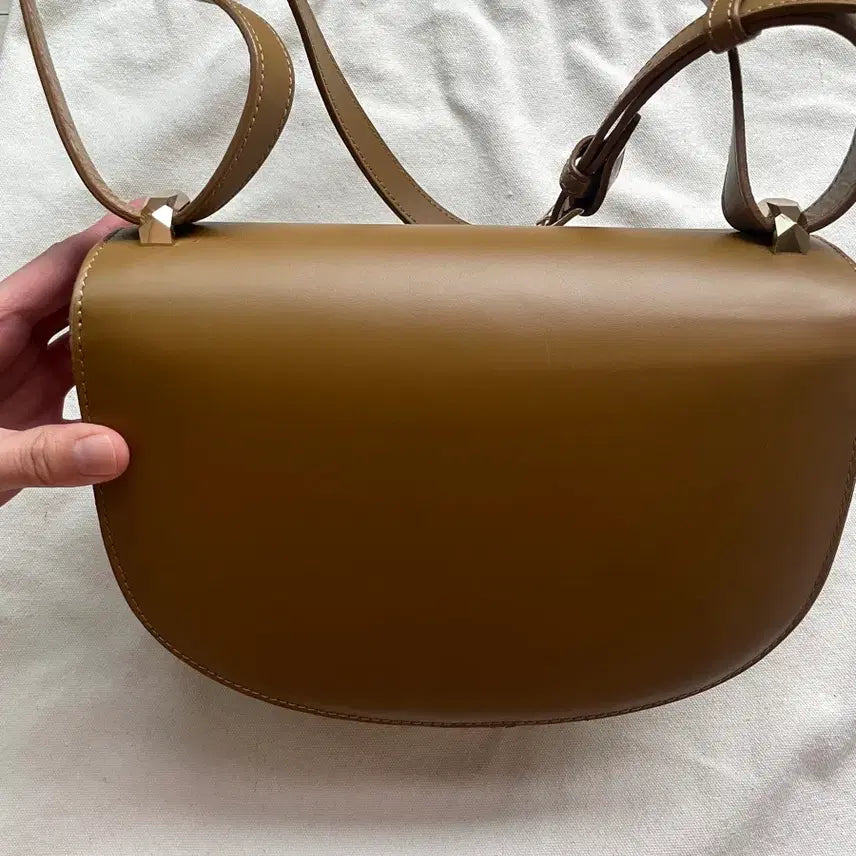 [BUNJANG] A.P.C. Geneva Crossbody Bag Camel / A.P.C 아페쎄 제네바 크로스백 카멜