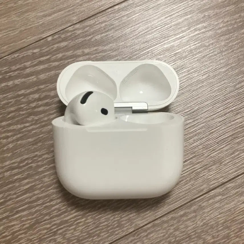 [BUNJANG] Apple AirPods 4th Generation Charging Case &amp; Left Earbud (Noise Cancellation Not Functioning) / 에어팟 4세대 본체, 왼쪽 노캔X 판매