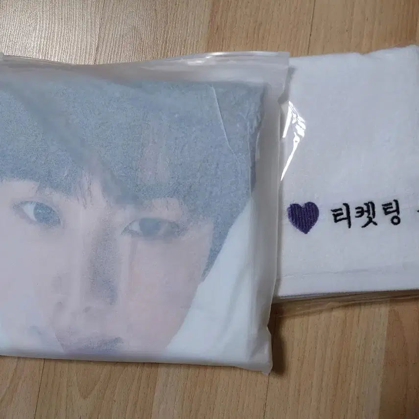 [BUNJANG] BTS Jin Concert Raincoat &amp; Towel Set (Sealed) / [미개봉] BTS RUN SEOKJIN 런석진 콘서트 우비 수건 방탄진