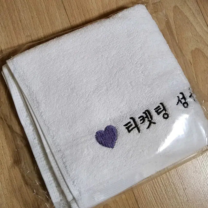 [BUNJANG] BTS Jin Concert Raincoat &amp; Towel Set (Sealed) / 7/10종료)[미개봉]BTS JIN 런석진 콘서트 우비 수건 세트 방탄진