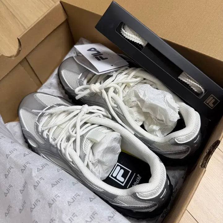 [BUNJANG] Fila Escaphe Silver Moon Shoes (White/Black) + Extra Laces / 휠라 에샤페 실버문230(새제품)+여분끈 화이트 블랙