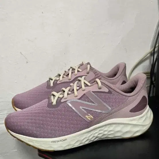 [BUNJANG] New Balance Fresh Foam Sneakers Lilac 240 / 뉴발란스 프레시폼 운동화 연보라 240