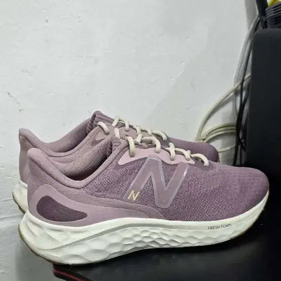 [BUNJANG] New Balance Fresh Foam Sneakers Lilac 240 / 뉴발란스 프레시폼 운동화 연보라 240