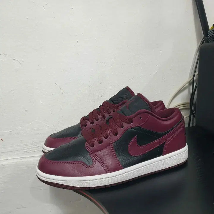 [BUNJANG] Nike Air Jordan 1 Low "Black Red" Sneakers (235mm) / 나이키 에어 조던 1 로우 검빨 운동화 235