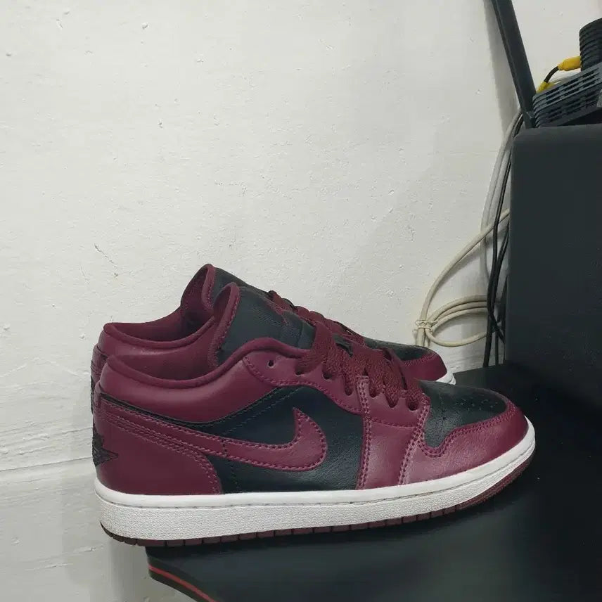 [BUNJANG] Nike Air Jordan 1 Low "Black Red" Sneakers (235mm) / 나이키 에어 조던 1 로우 검빨 운동화 235