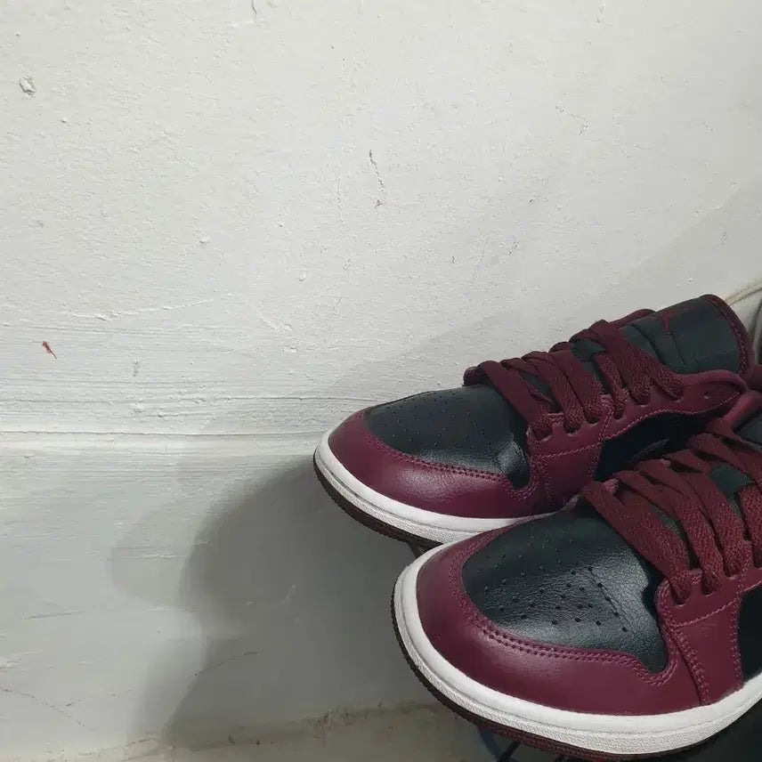 [BUNJANG] Nike Air Jordan 1 Low "Black Red" Sneakers (235mm) / 나이키 에어 조던 1 로우 검빨 운동화 235